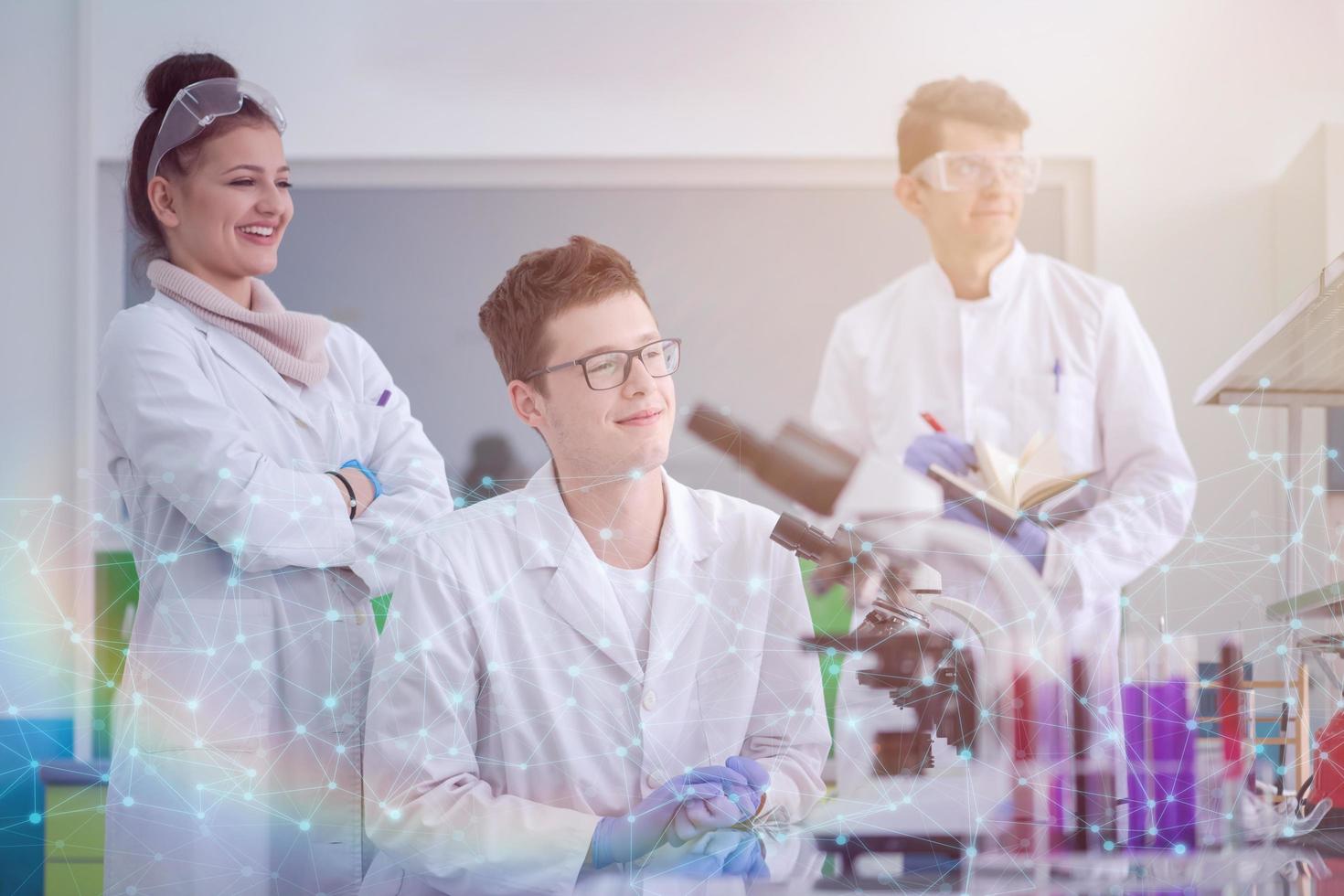 grupo de jóvenes estudiantes de medicina investigando foto