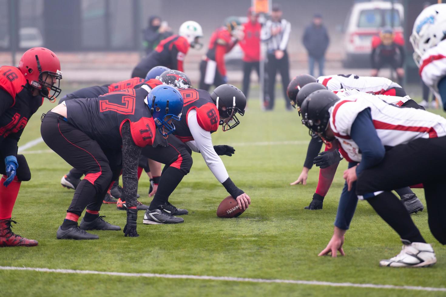 jugadores profesionales de fútbol americano listos para comenzar foto