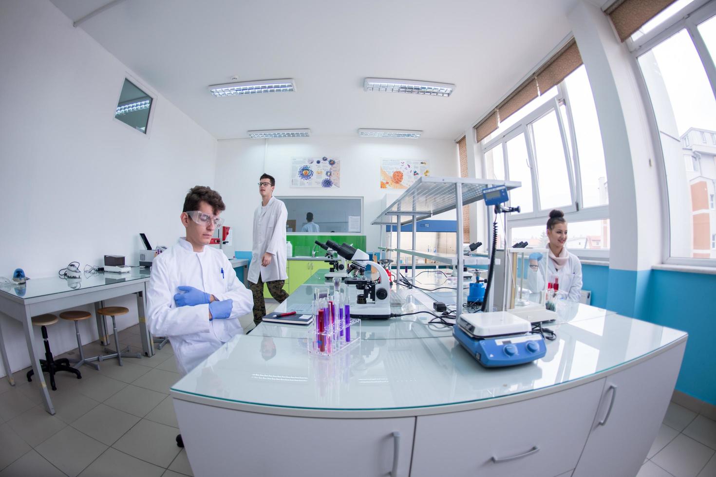 grupo de jóvenes estudiantes de medicina investigando foto