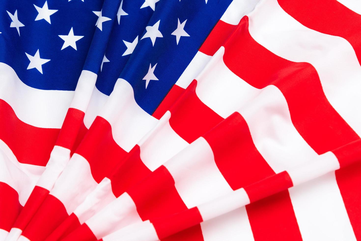 concepto de feliz día de los veteranos. banderas americanas sobre un fondo de pizarra. 11 de noviembre. foto