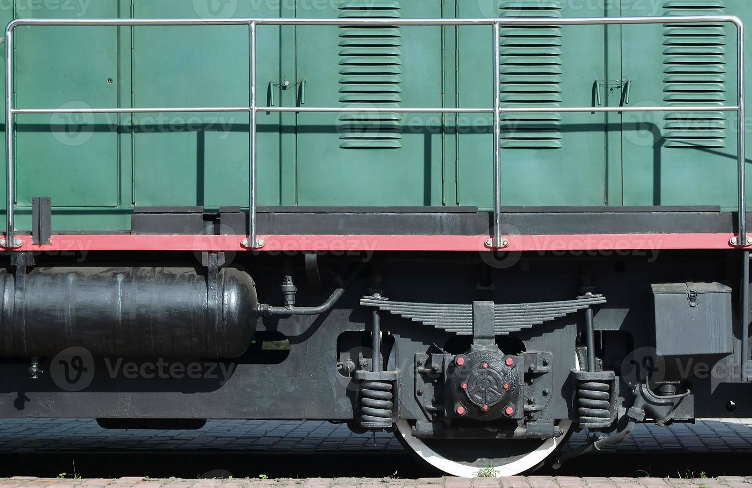 las ruedas de un moderno tren eléctrico ruso con amortiguadores y dispositivos de frenado. el lado de la cabina foto