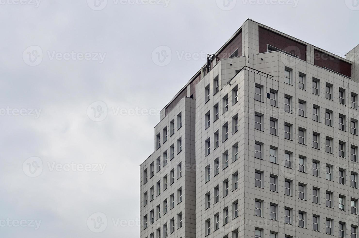 edificio de oficinas de varios pisos con cielo azul foto