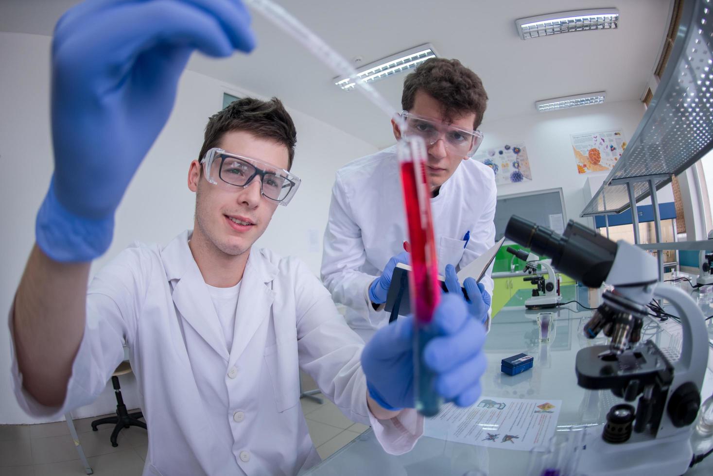 grupo de jóvenes estudiantes de medicina investigando foto