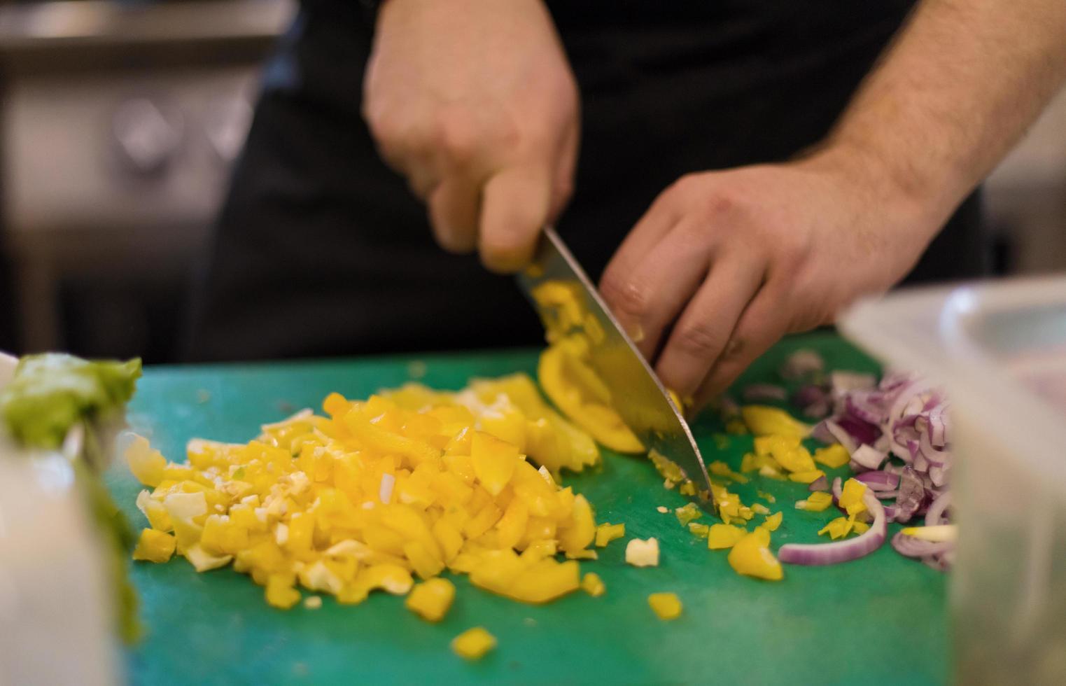 chef cortando verduras frescas y deliciosas foto