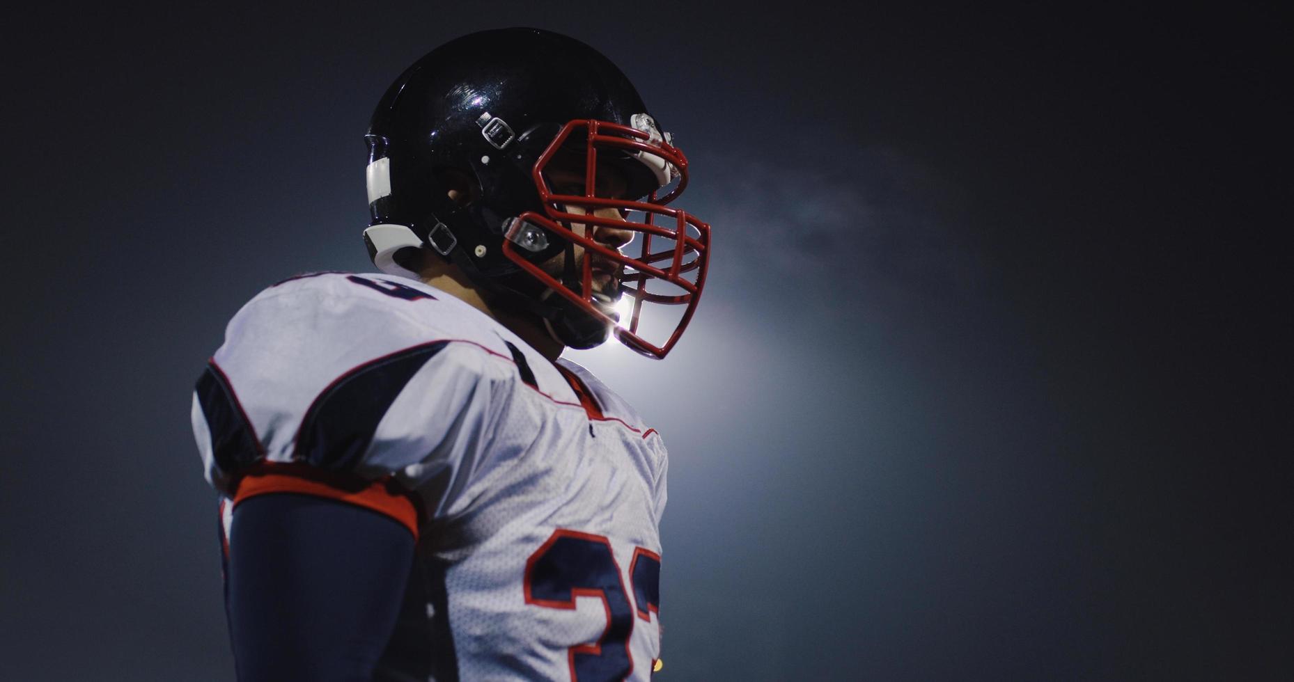 retrato de un joven jugador de fútbol americano confiado foto