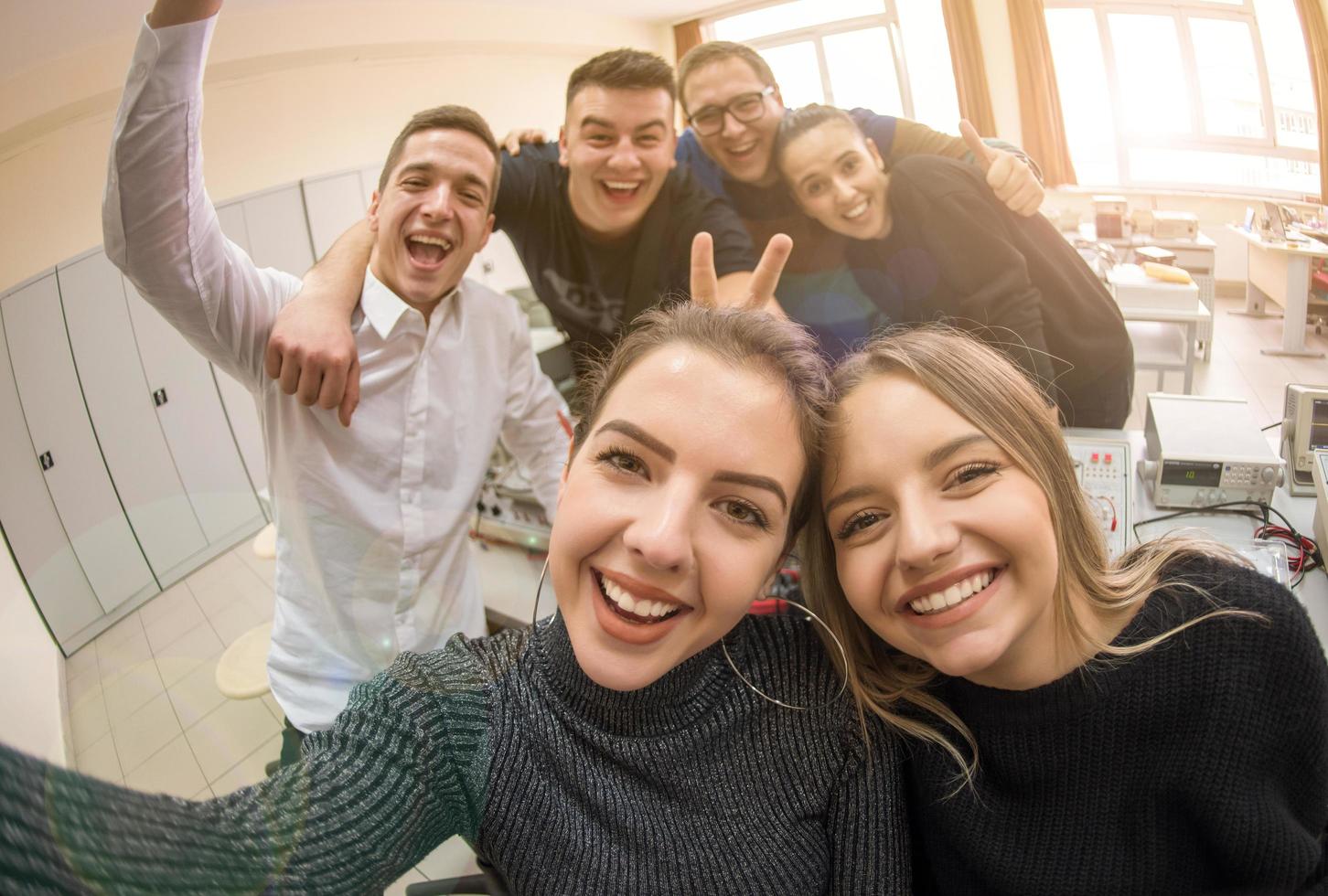 jóvenes estudiantes felices haciendo selfie foto