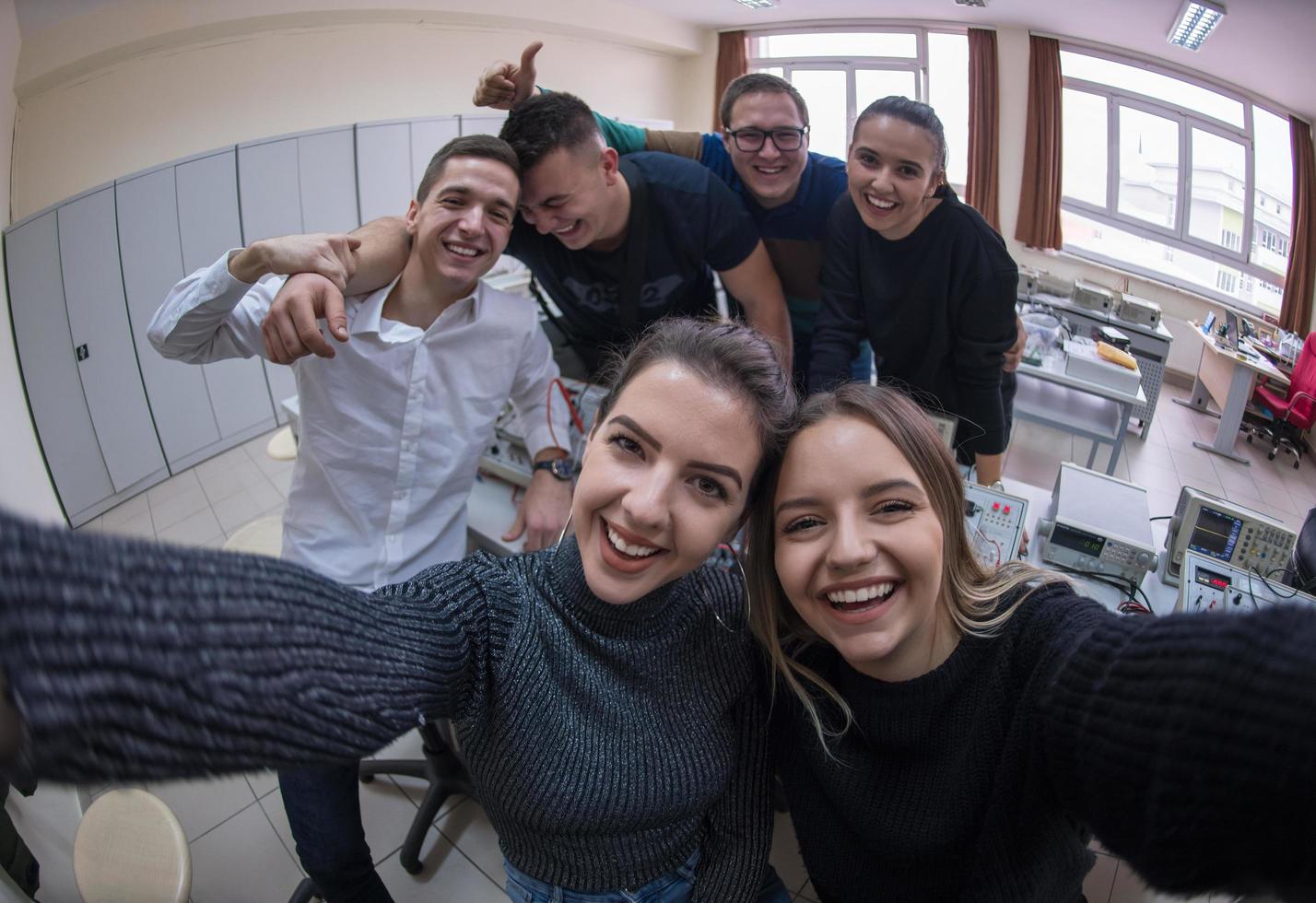 jóvenes estudiantes felices haciendo selfie foto