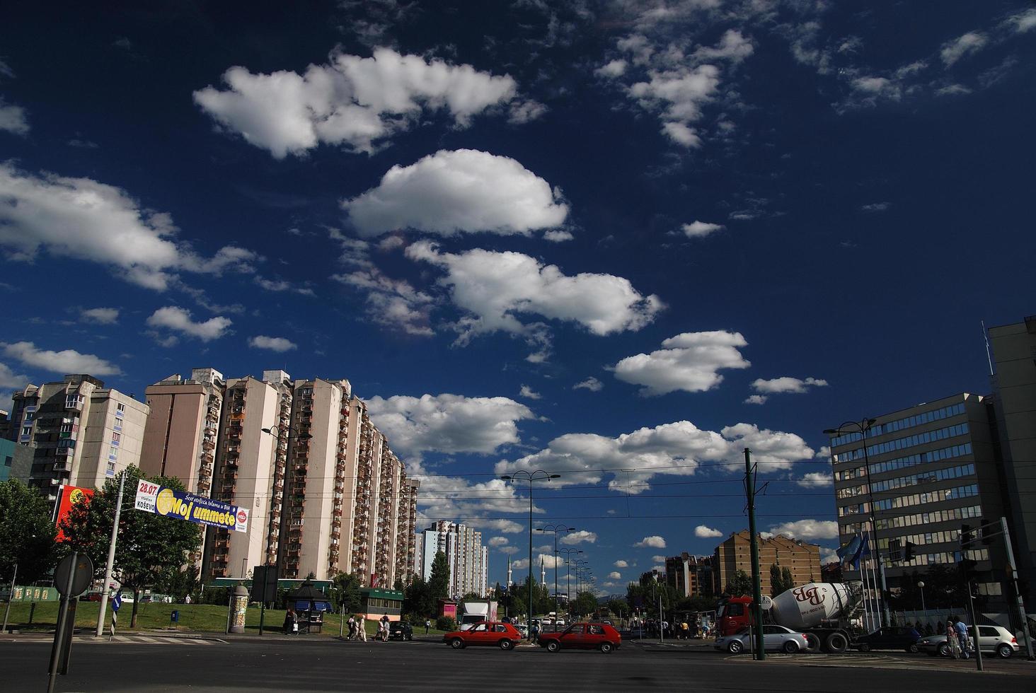 tráfico en la ciudad y cielo azul con nubes dramáticas foto