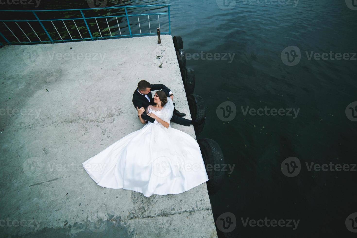 Married outdoor portrait photo