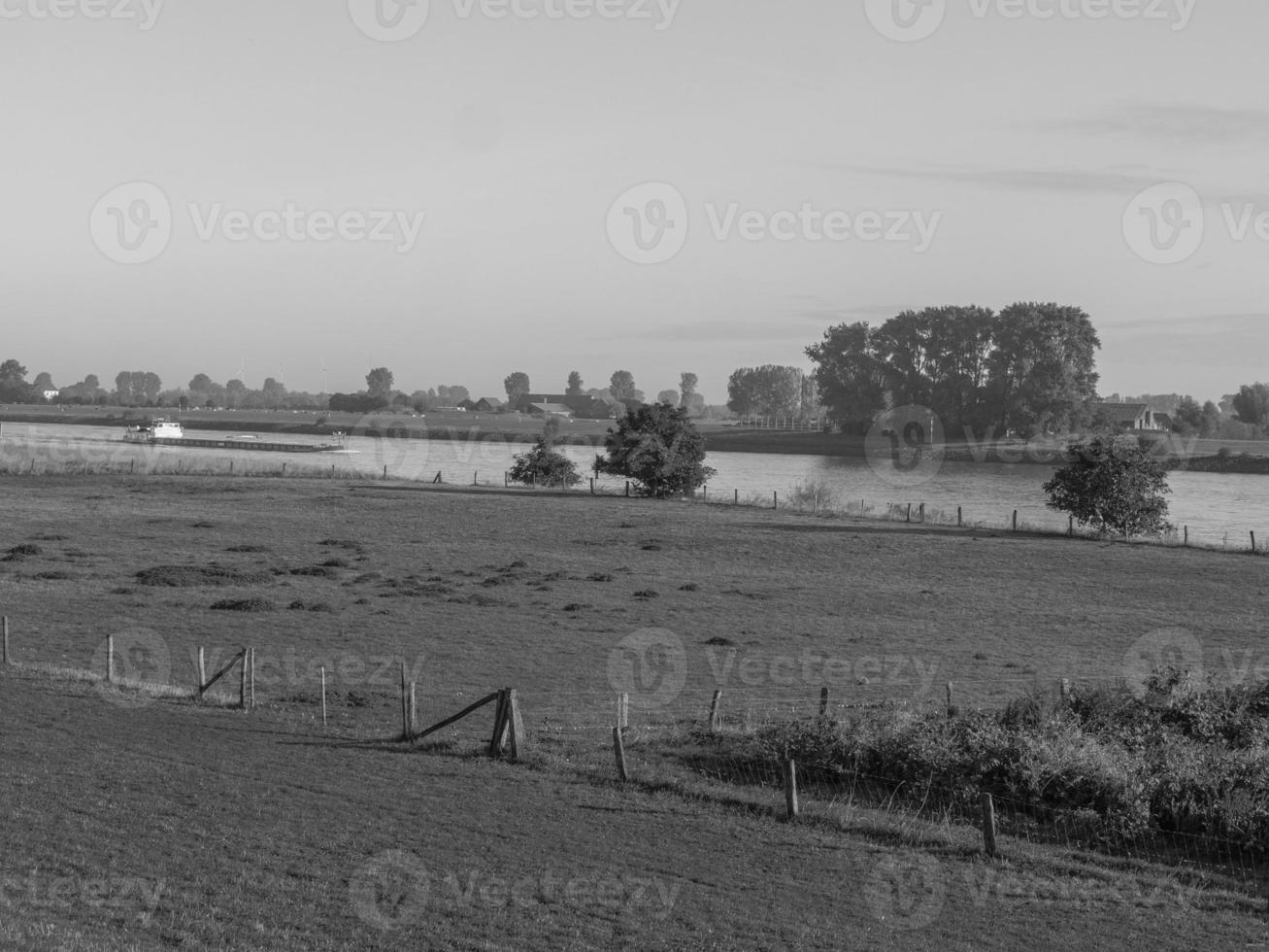 el pequeño pueblo de grieth en el río rin foto