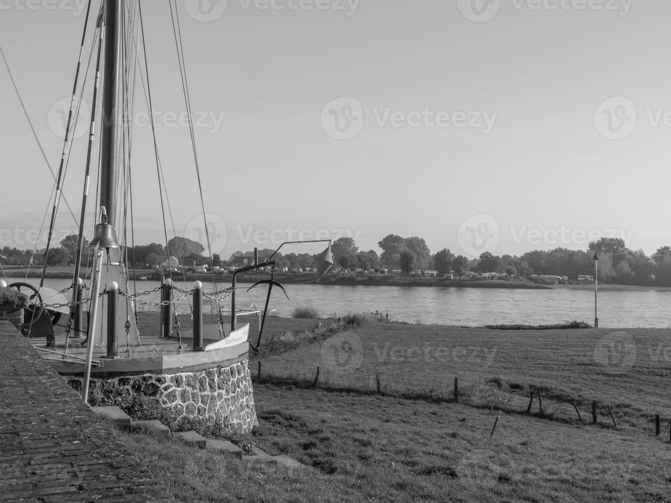 el pequeño pueblo de grieth en el río rin foto