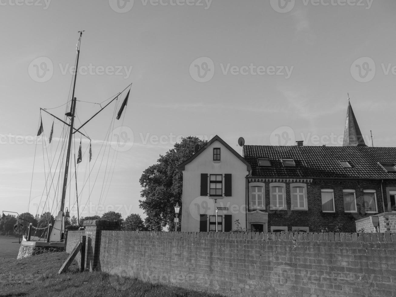 el pequeño pueblo de grieth en el río rin foto