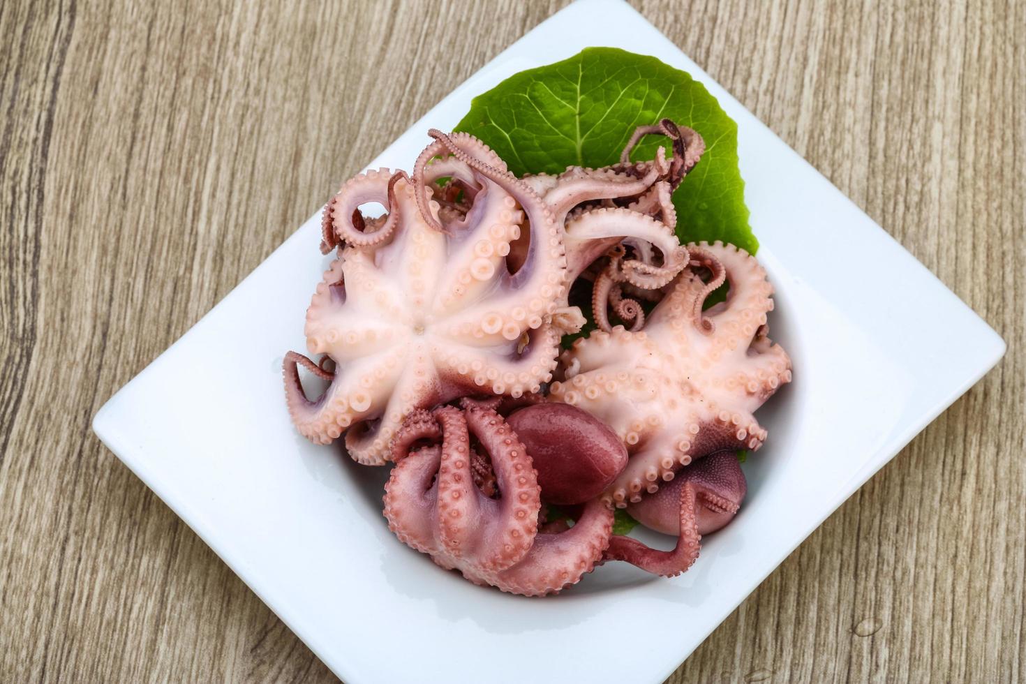 pulpo marinado sobre madera foto