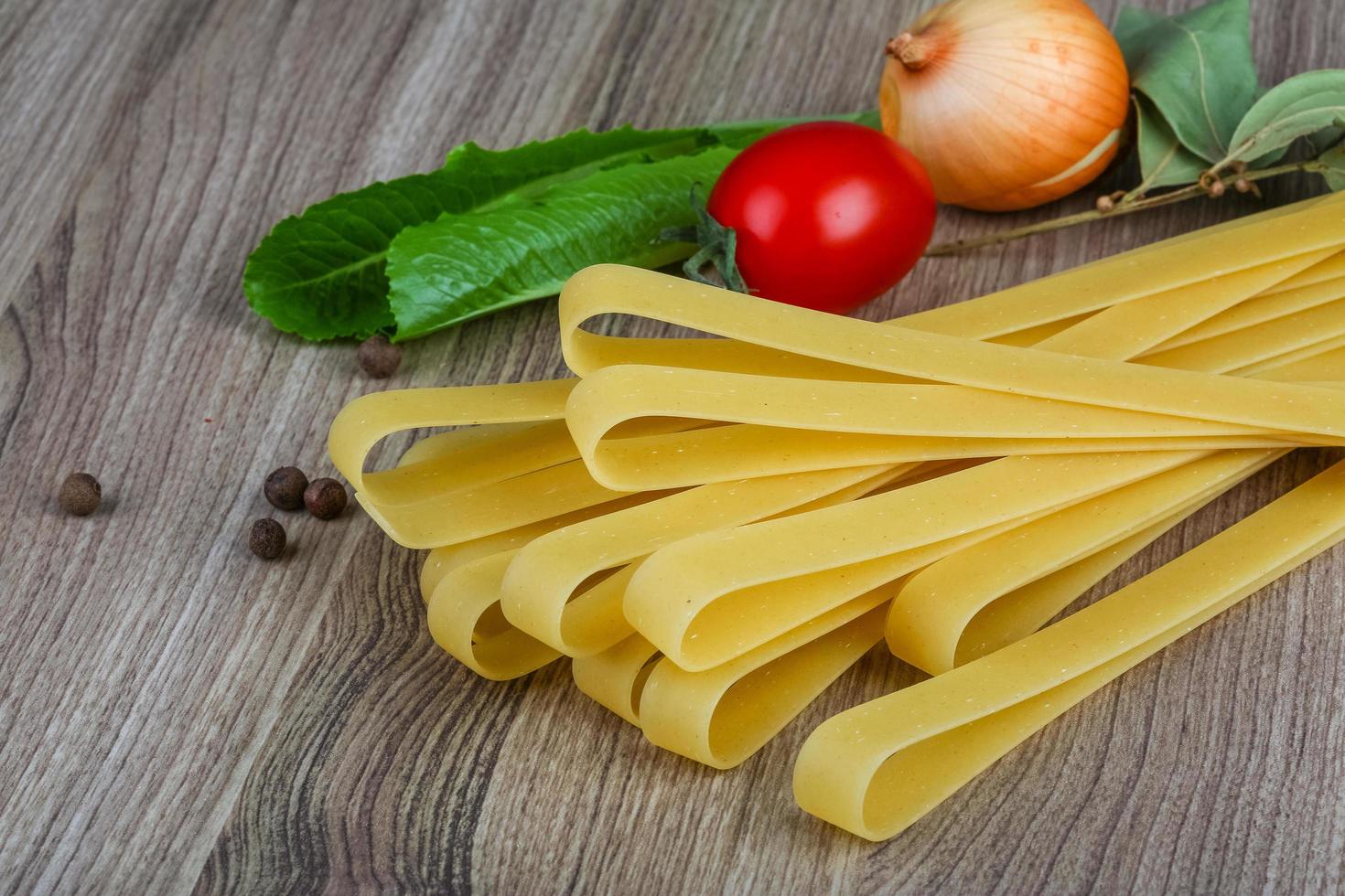 fettuccine sobre fondo de madera foto