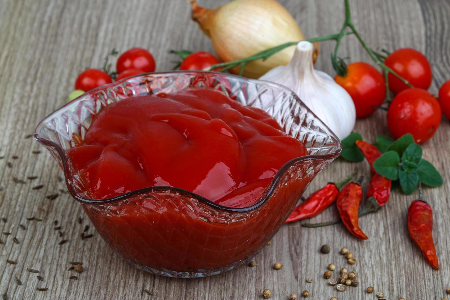 salsa de tomate en madera foto