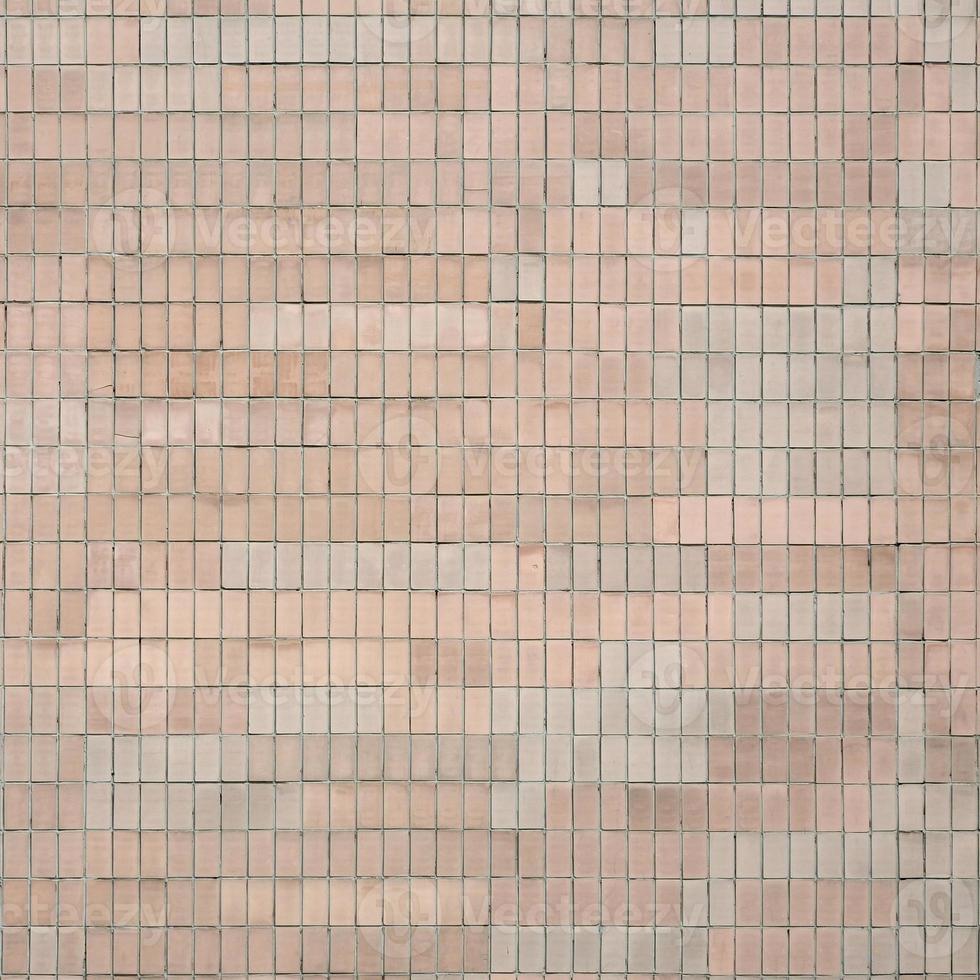 viejos azulejos de pared beige soviéticos. la textura de la teja exterior clásica, que fue revestida por edificios durante los tiempos de la unión soviética foto