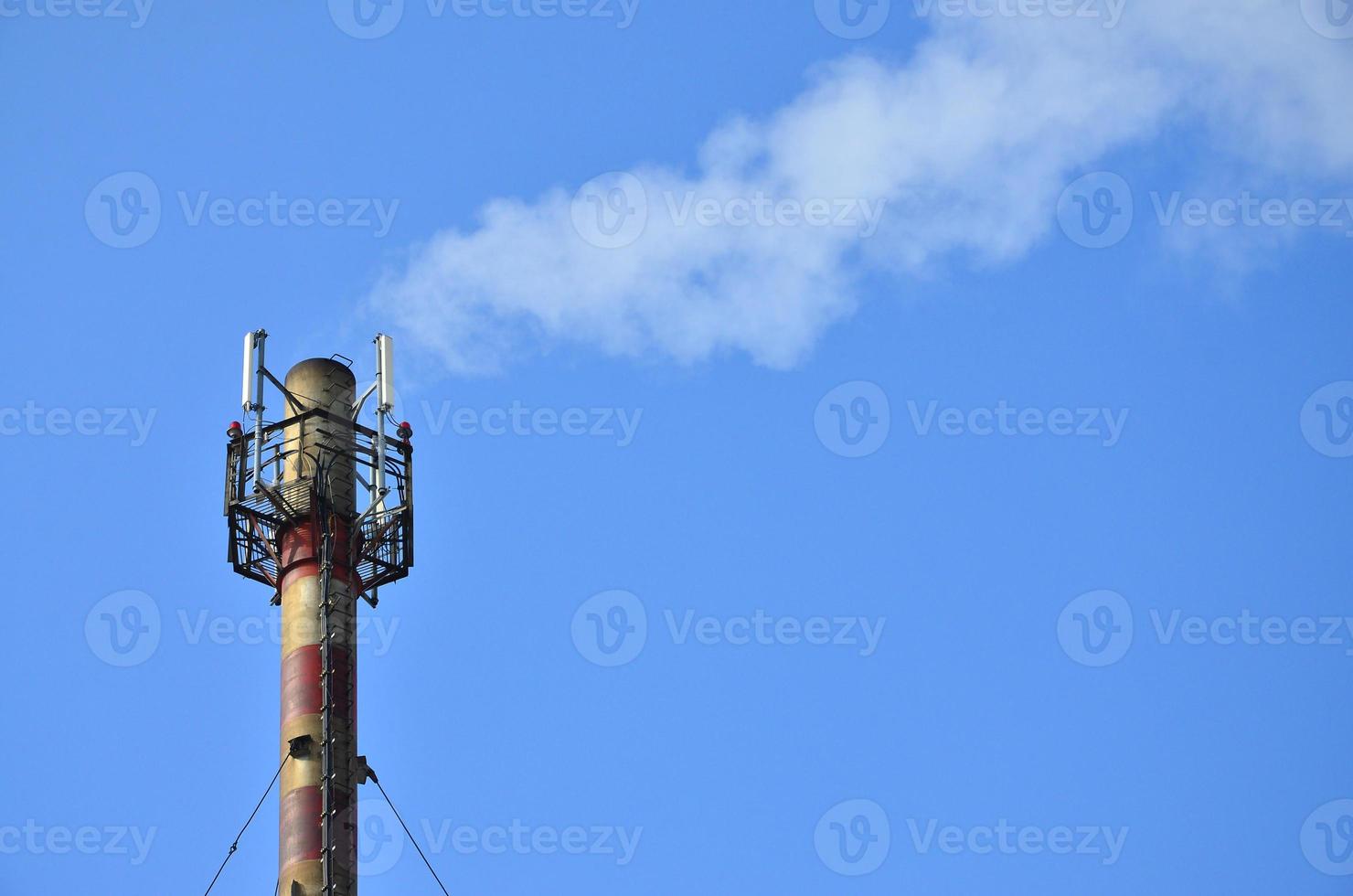 tubo de vapor de la chimenea de la planta de fabricación industrial foto