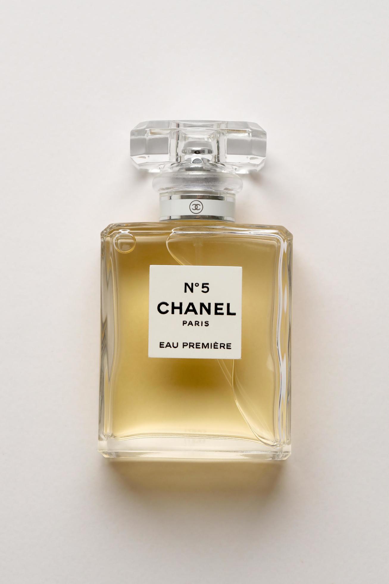 TERNOPIL, UKRAINE - SEPTEMBER 2, 2022 Chanel Number 5 Eau Premiere  worldwide famous french perfume bottle on shiny glitter background in green  colors 12297692 Stock Photo at Vecteezy