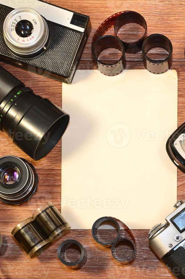 bodegón con equipo de fotografía antiguo foto