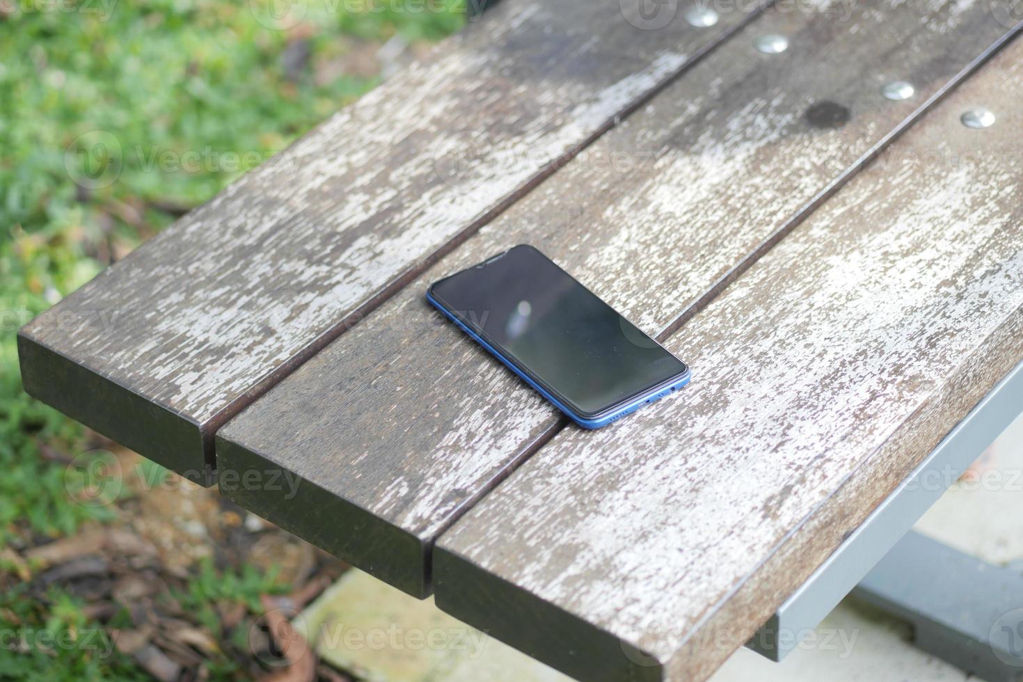 forget smartphone on a park bench, lost smart phone photo