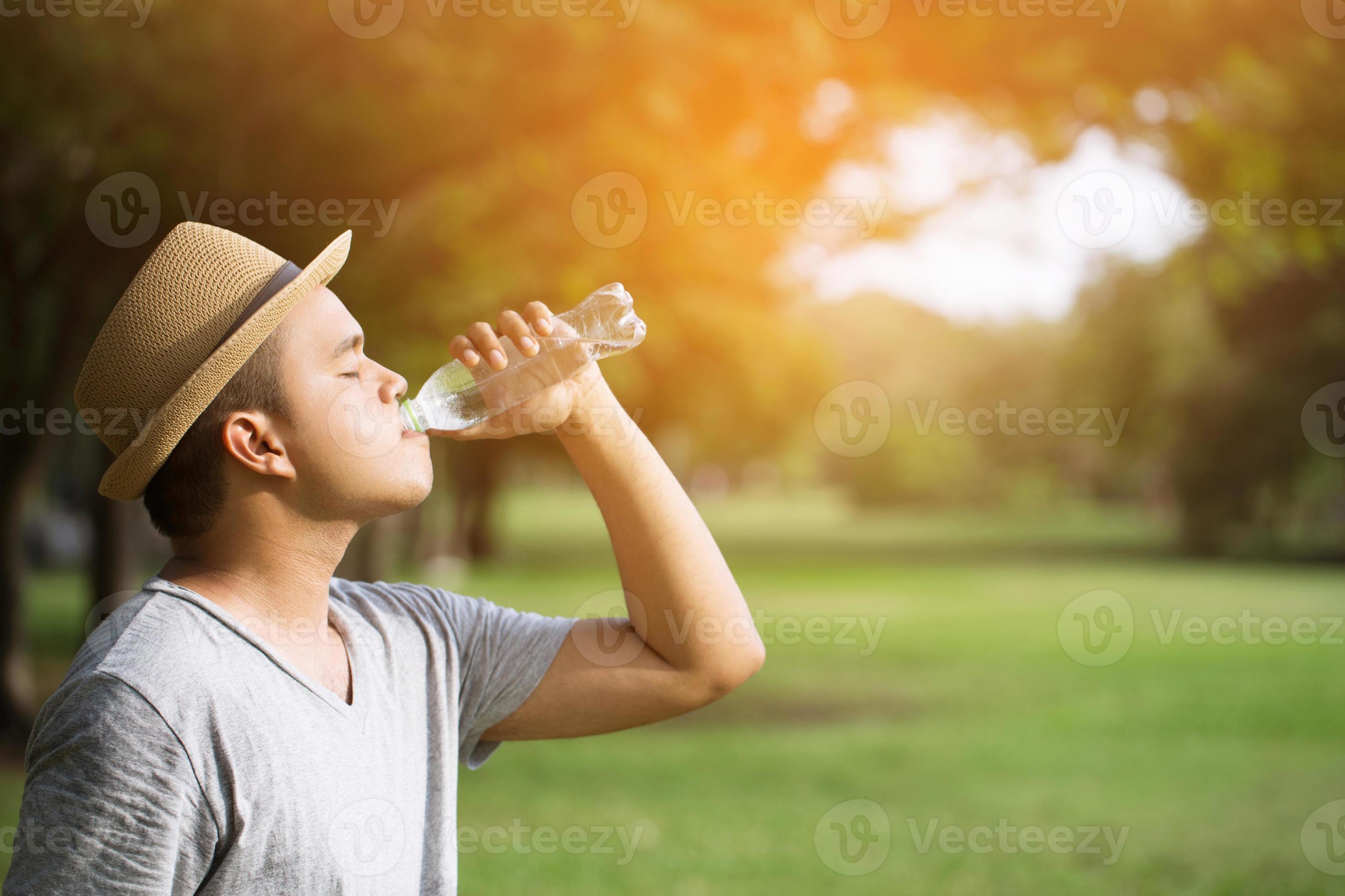 https://static.vecteezy.com/system/resources/previews/012/775/083/large_2x/close-up-young-man-hand-holding-cool-fresh-drinking-water-bottle-from-a-plastic-photo.JPG