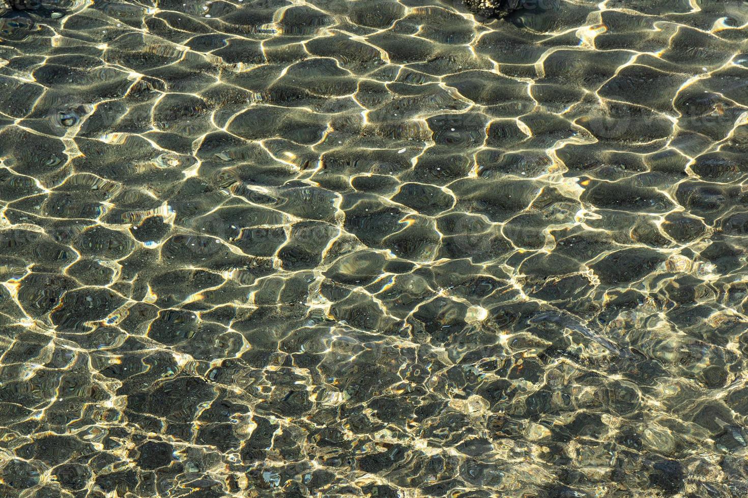 fondo marino, la superficie del agua con pequeñas ondas de olas en tonos azules. copie el espacio mar Rojo foto