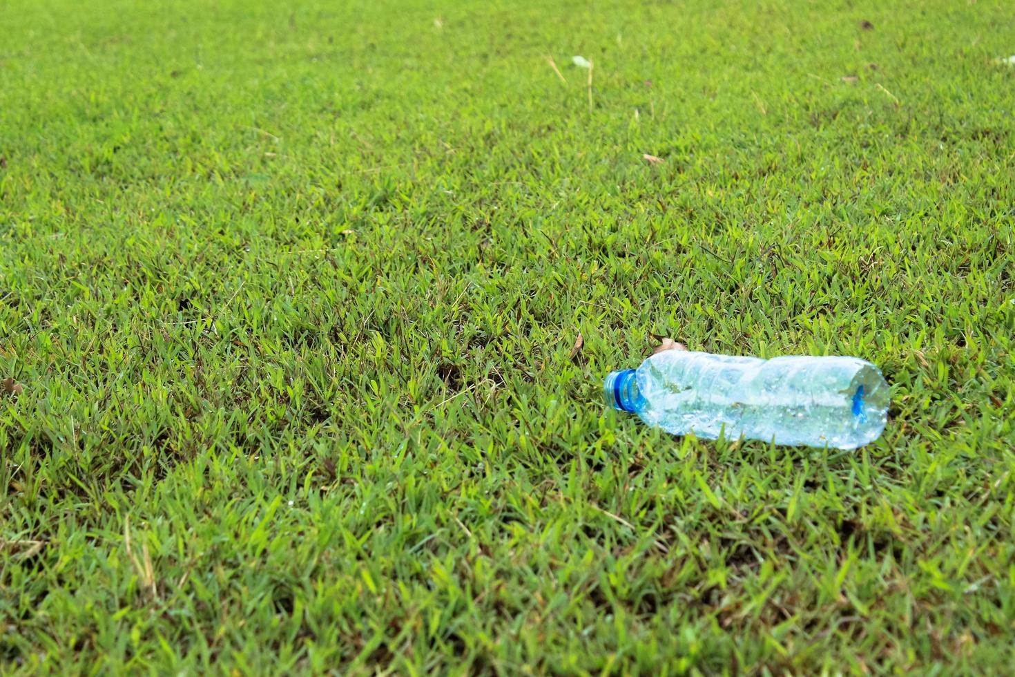 Plastic trash bottles that are suitable for use as anti-waste advertisements photo