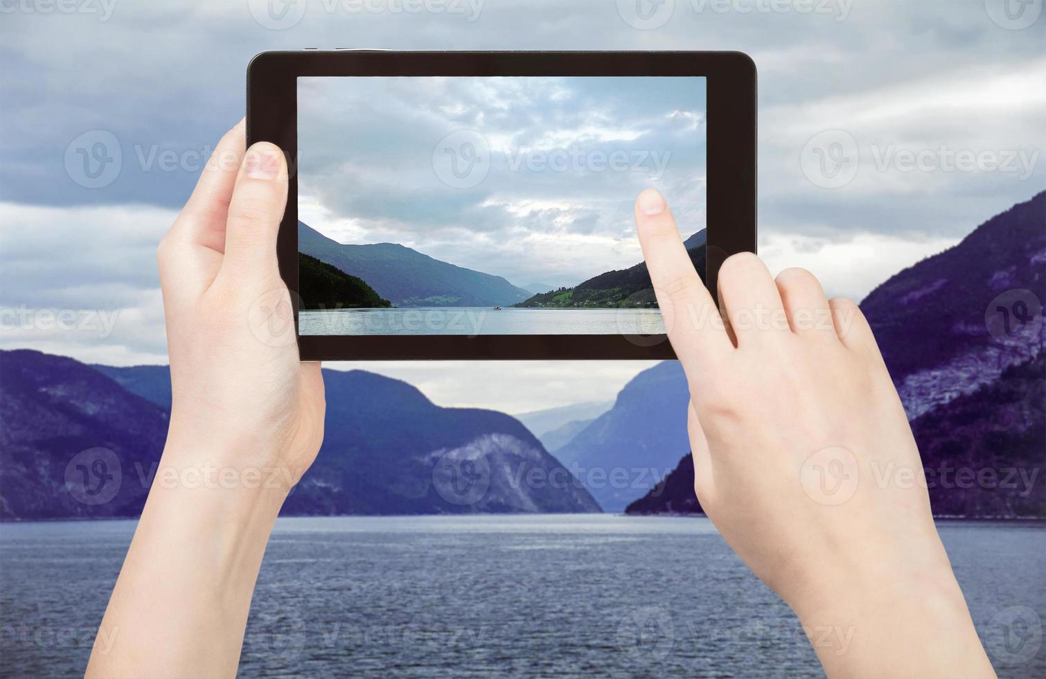 turista tomando fotos de sognefjord, noruega