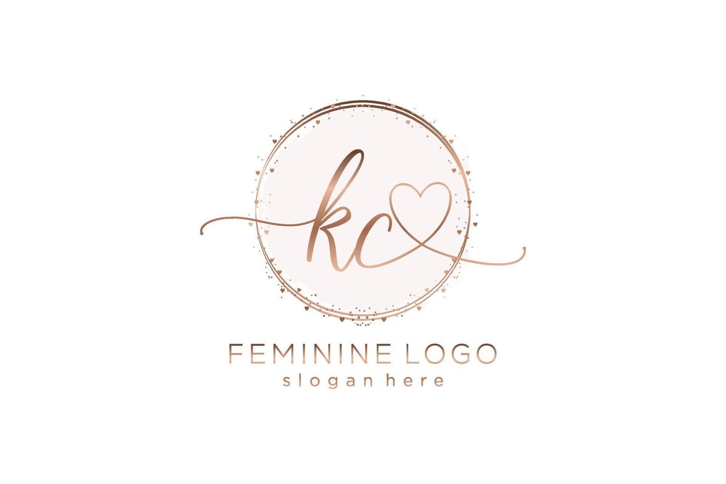 logotipo inicial de escritura a mano kc con plantilla de círculo logotipo vectorial de boda inicial, moda, floral y botánica con plantilla creativa. vector