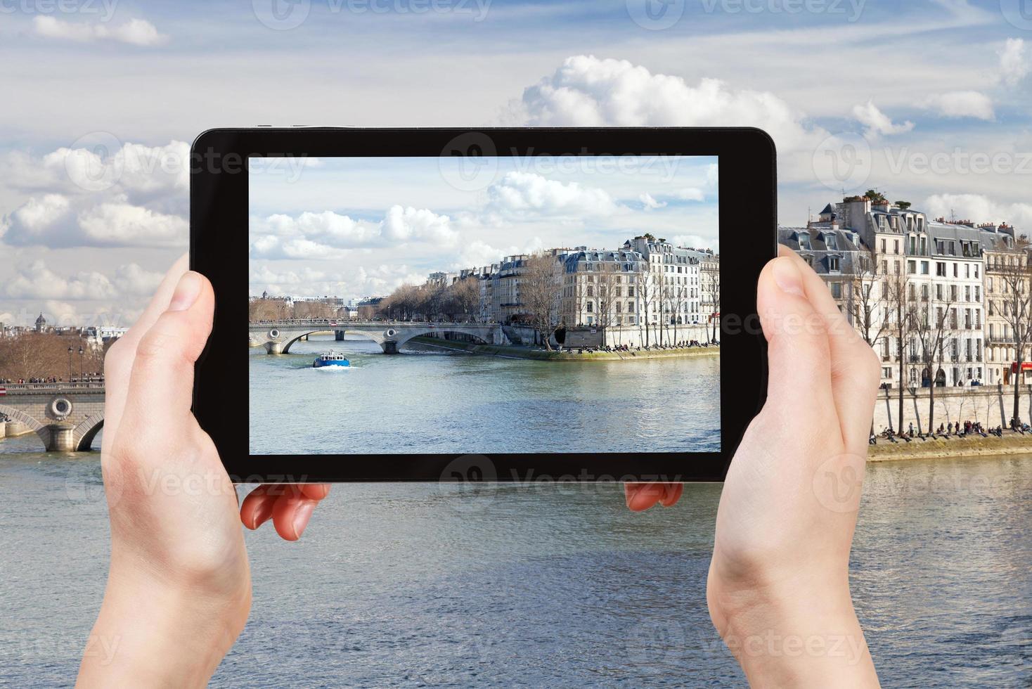 tourist taking photo of Pont Louis-Philippe