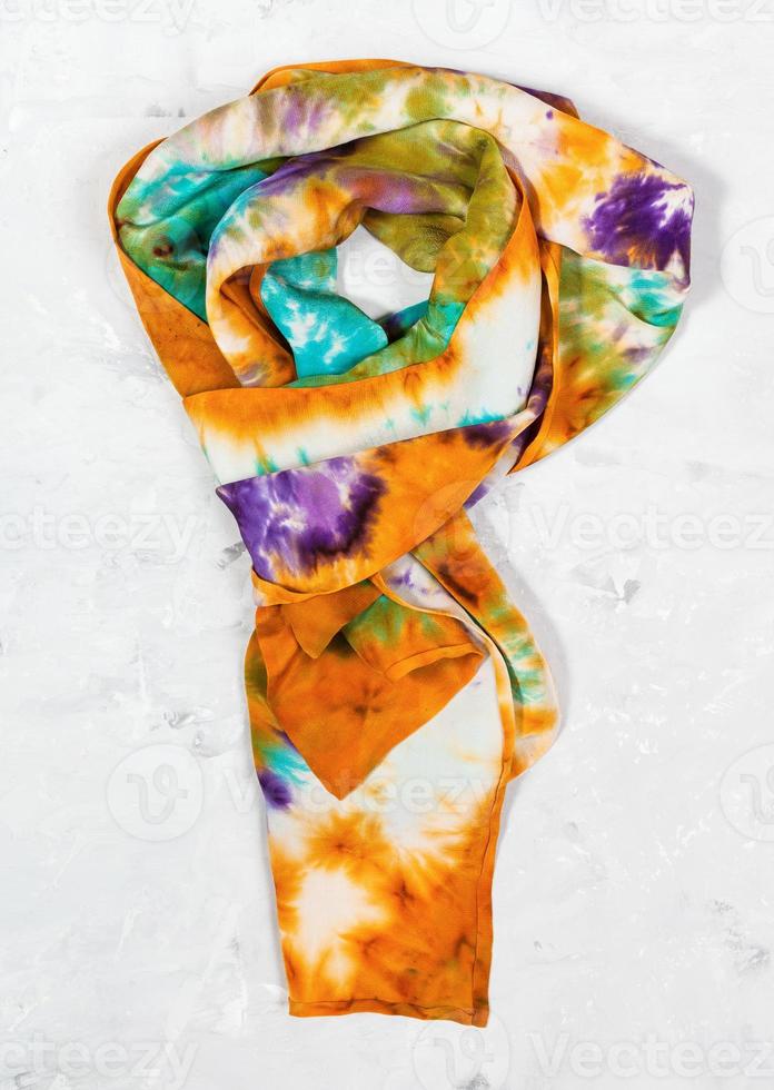 bufanda de seda pintada a mano atada en placa de hormigón 12779159 Foto de  stock en Vecteezy