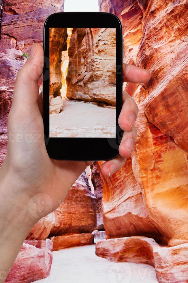 turista tomando fotos del siq en la ciudad de petra