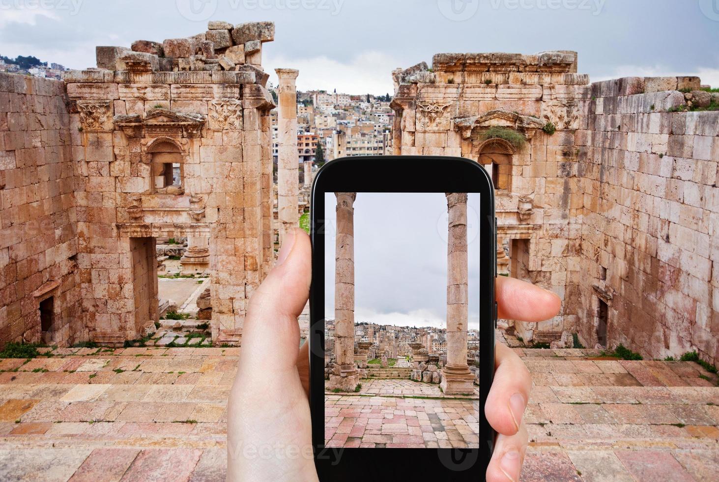 foto de la antigua ciudad de gerasa y la moderna jerash