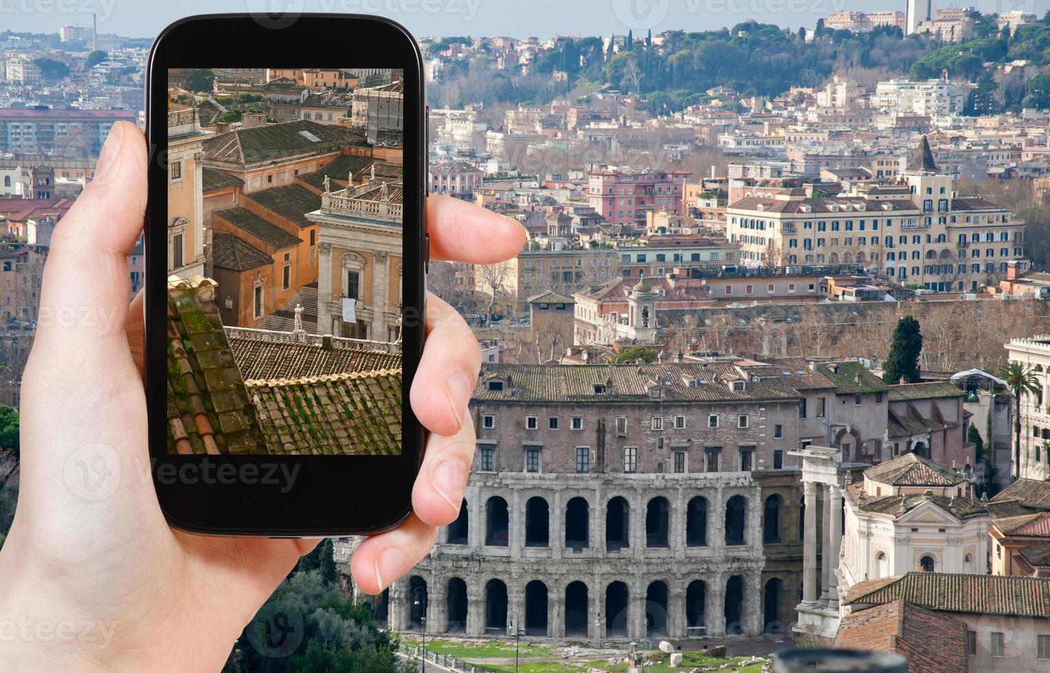 turista tomando fotos del teatro marcellus, roma