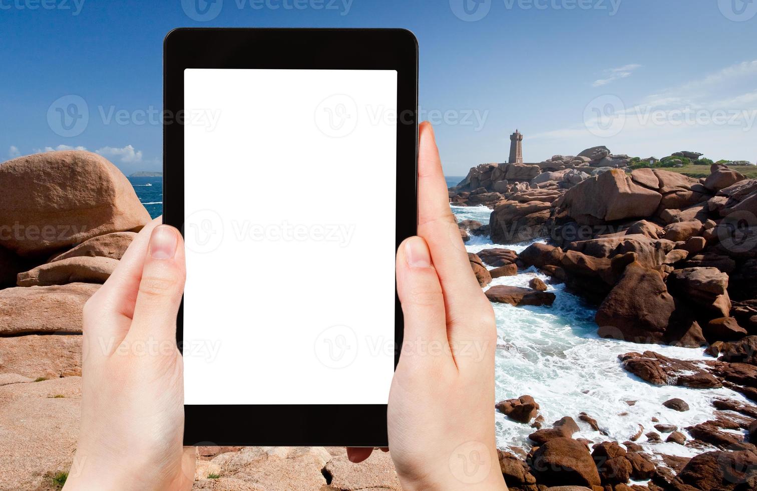 foto del faro en la costa de granito rosa en francia