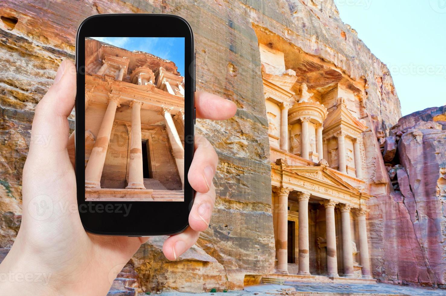 tomando una foto del templo del tesoro en la roca de petra