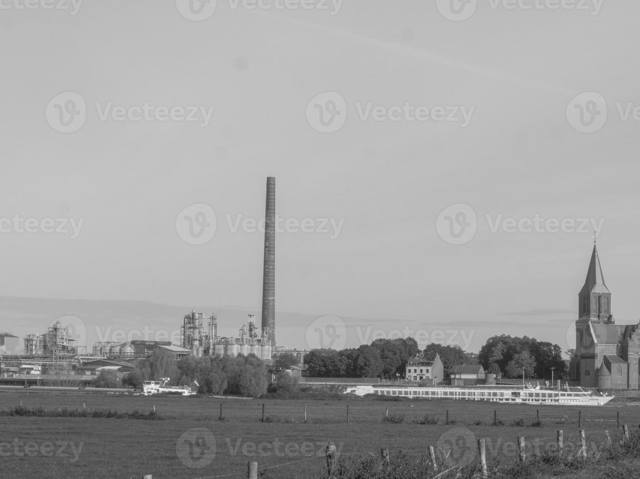 la ciudad de emmerich en el río rin foto