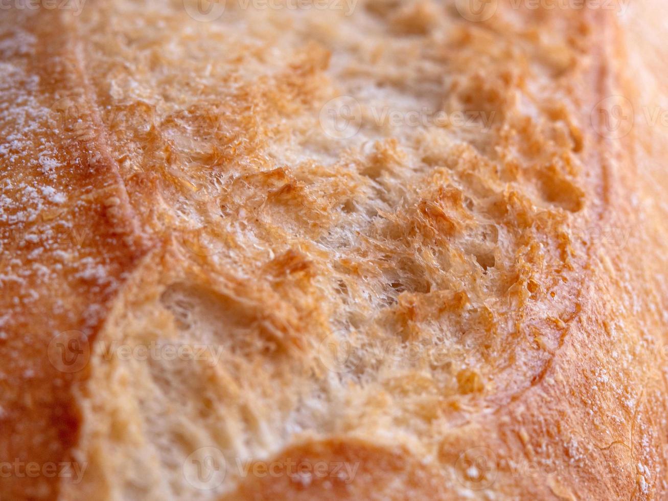 Fotografía macro de una deliciosa corteza crujiente de baguette recién horneada desde un ángulo bajo foto