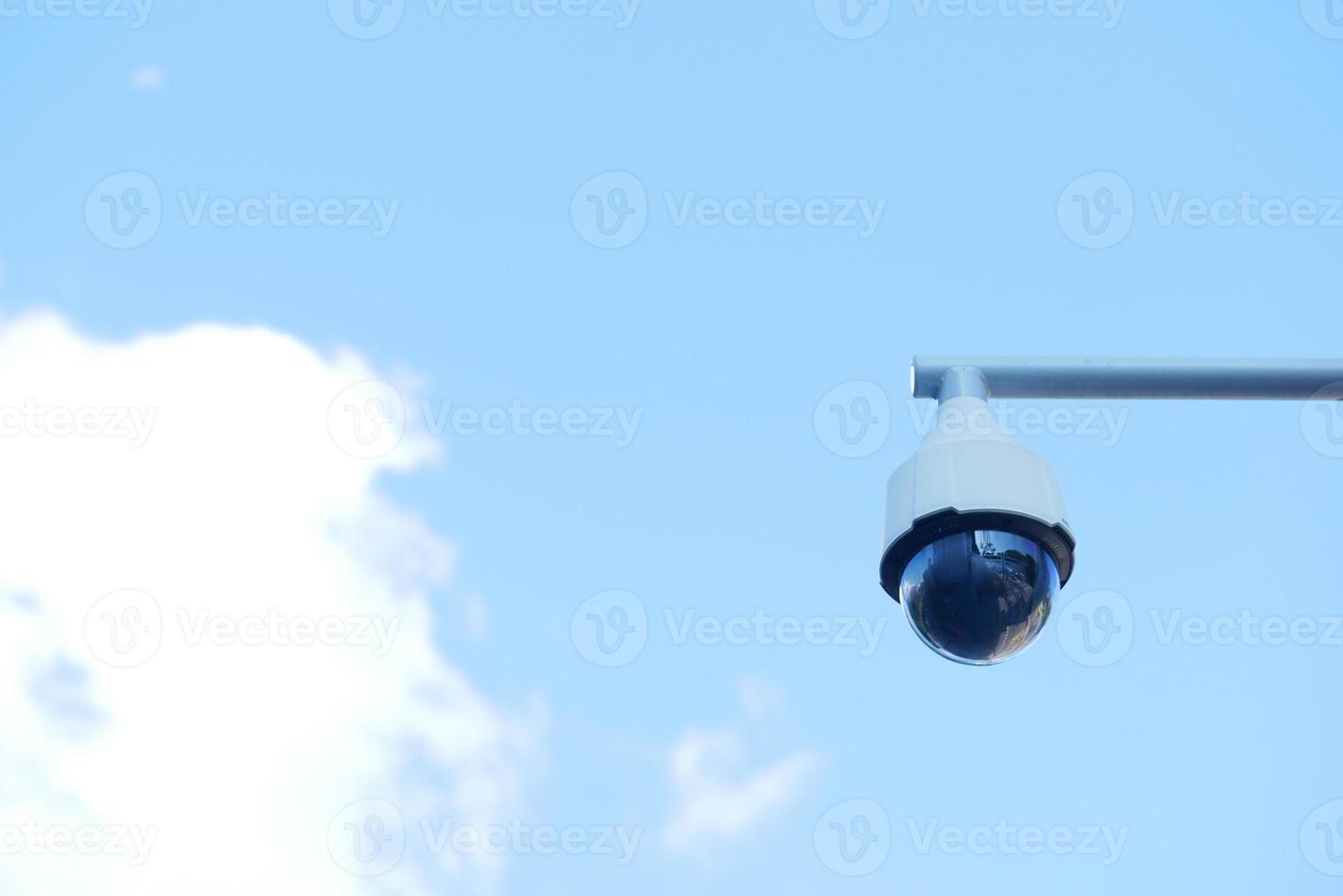 cámara de seguridad cctv operando contra el cielo azul foto