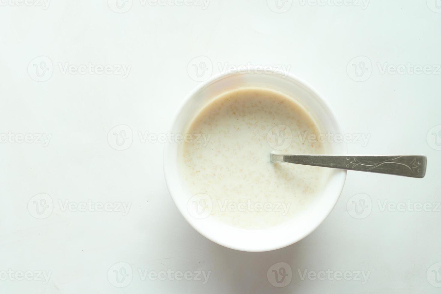 Desayuno saludable con copos de avena y plátano en la mesa, de arriba hacia abajo foto