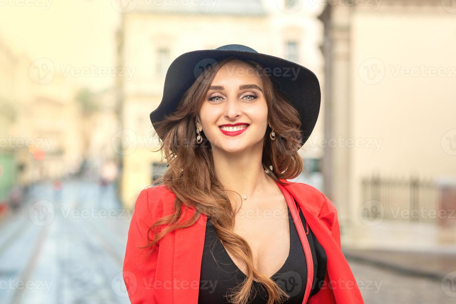 primer plano retrato de mujer joven de moda foto