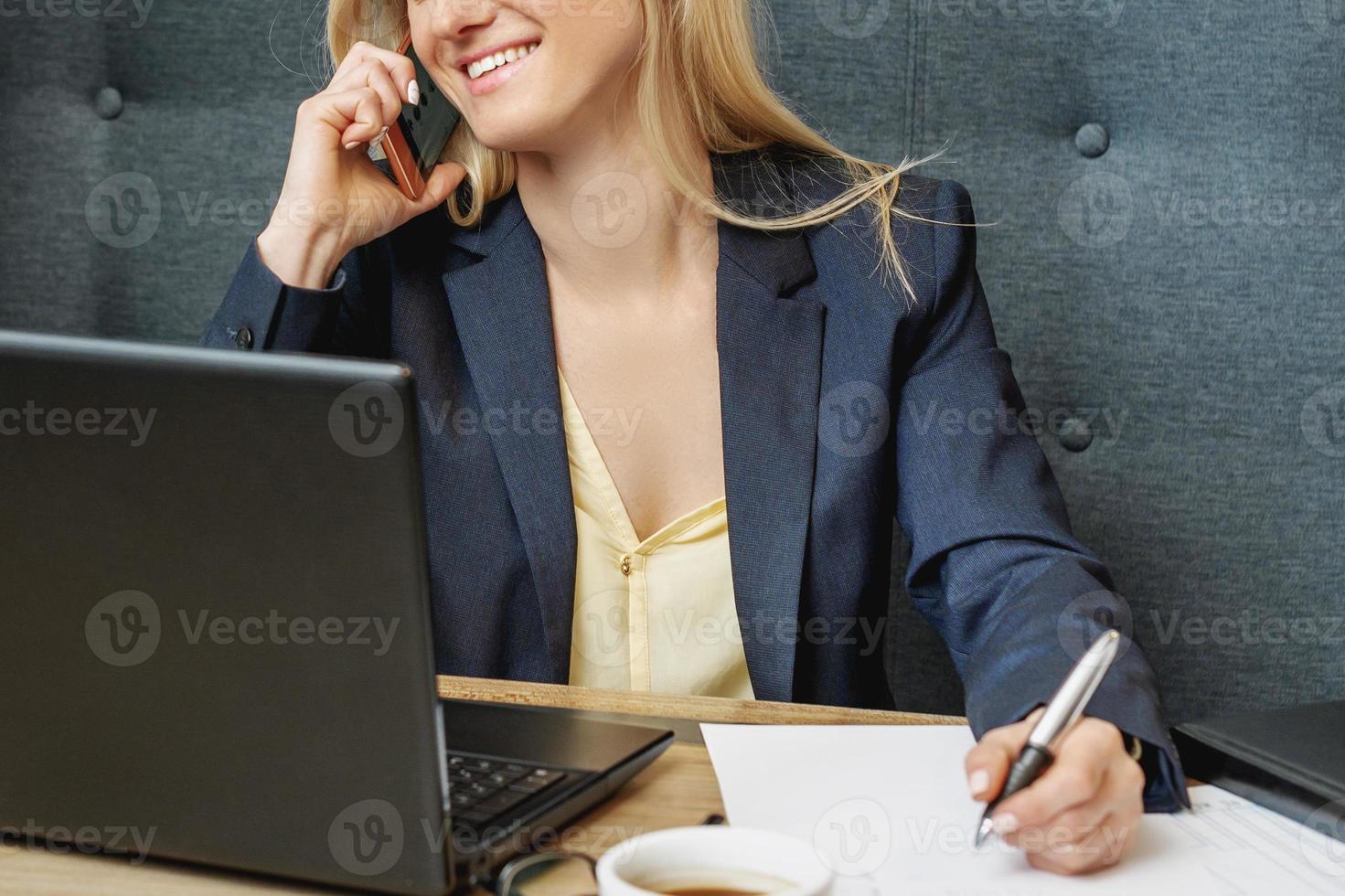 mujer joven está hablando por teléfono celular en la oficina. foto