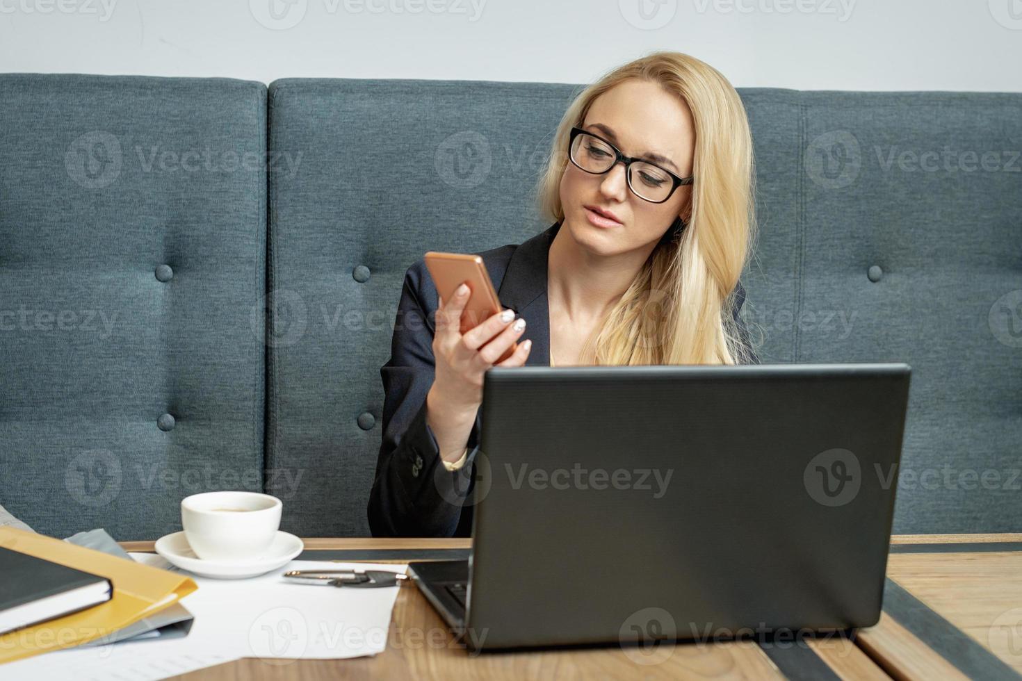 la mujer está leyendo un mensaje en su teléfono celular. foto