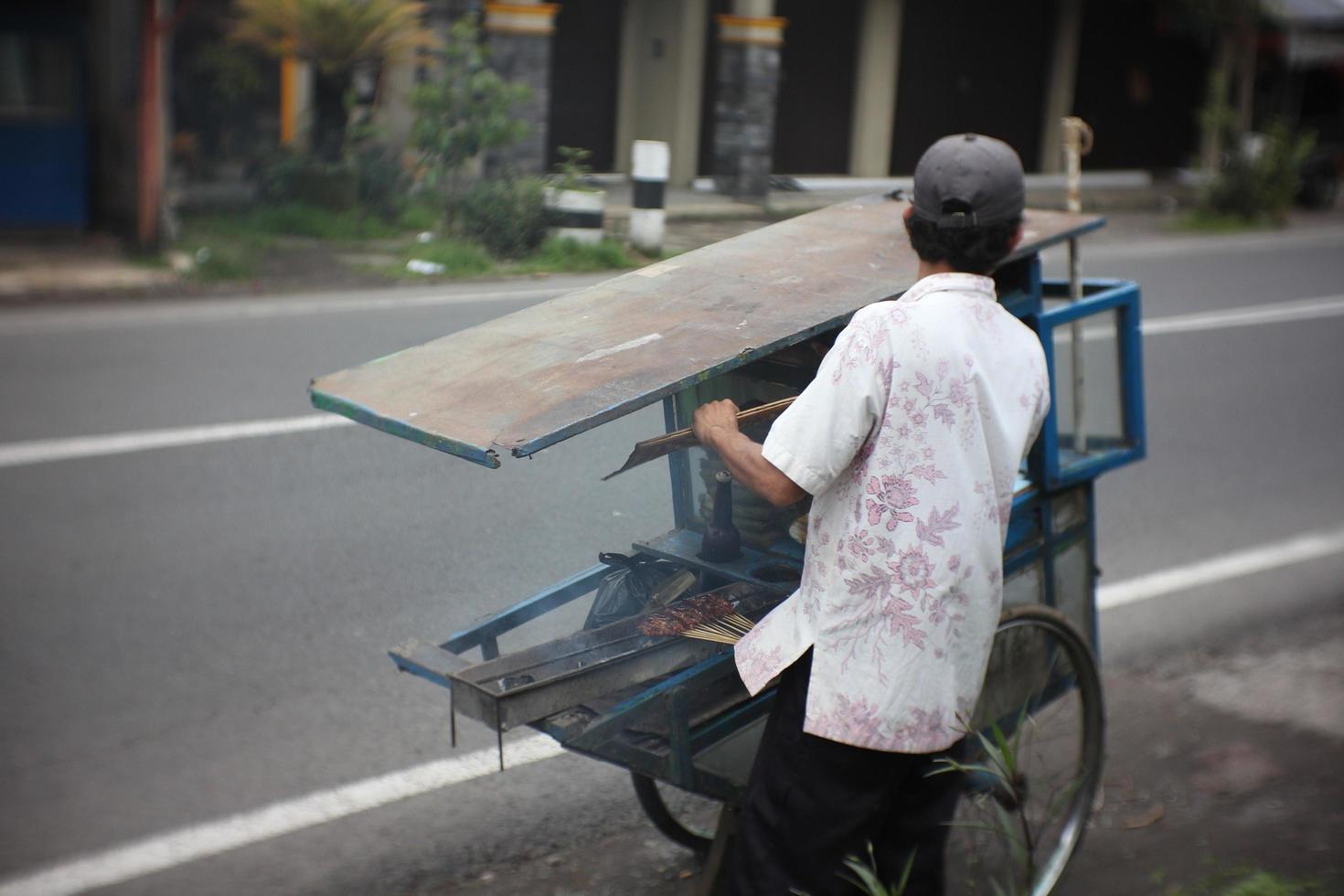 magelang 05 10 2022. los vendedores de sate están quemando de forma manual y sencilla foto