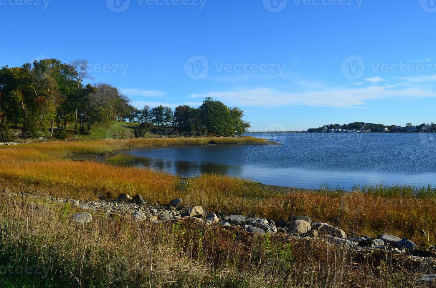 hermoso paisaje del océano frente a la costa del parque del fin del mundo foto