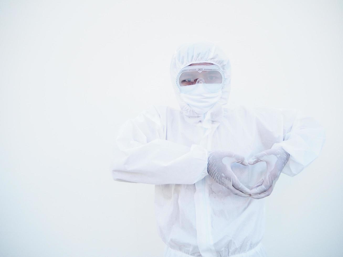 médico o científico con uniforme de suite de ppe que muestra el signo de la mano de amor. coronavirus o covid-19 con ganas de fondo blanco aislado foto