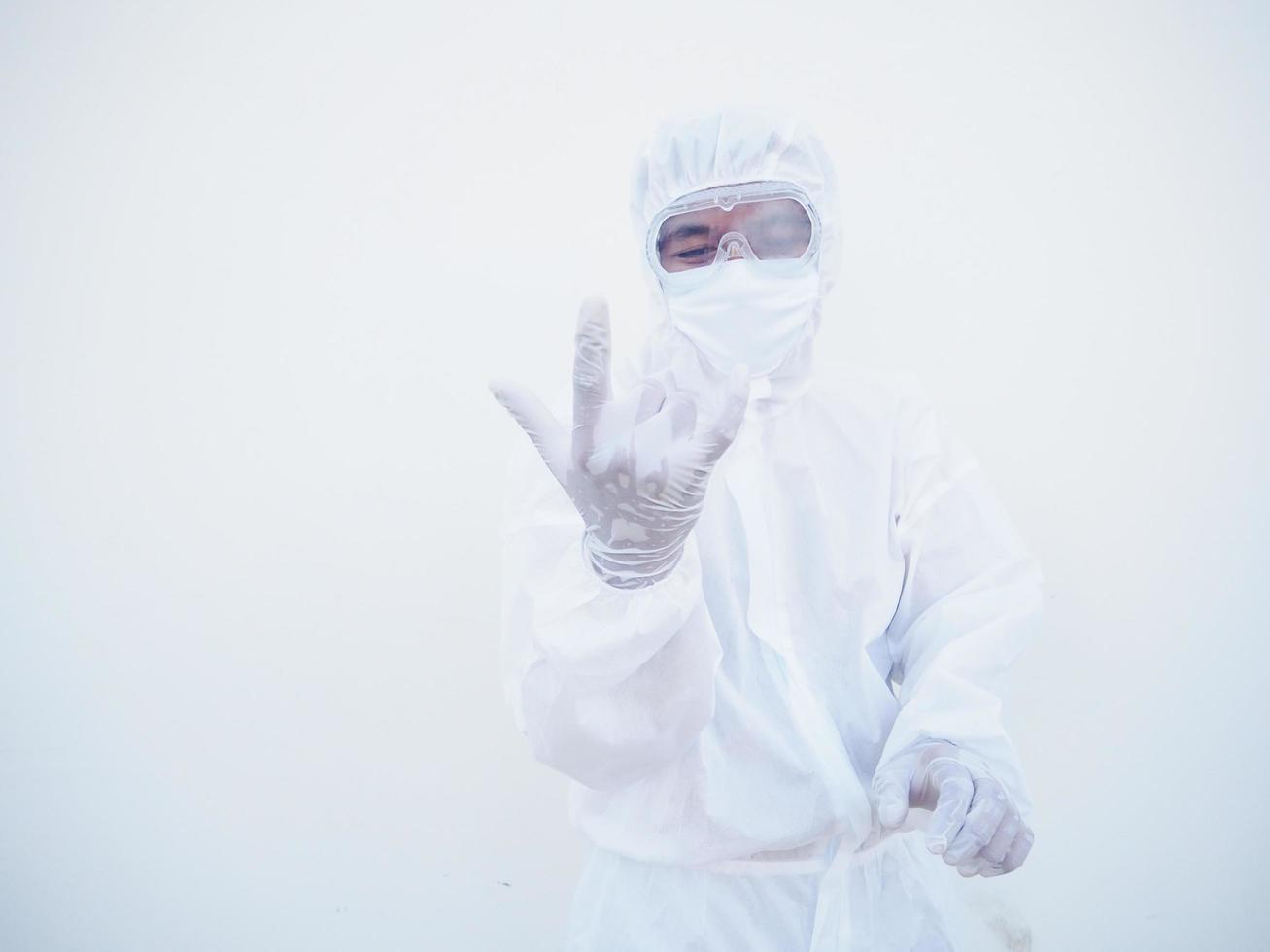 médico o científico con uniforme de suite de ppe que muestra el signo de la mano de amor. coronavirus o covid-19 con ganas de fondo blanco aislado foto