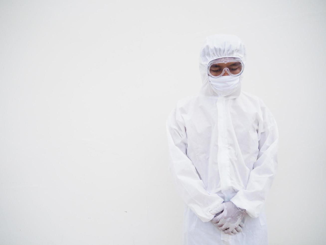 médico o científico masculino asiático en uniforme de suite de ppe con mascarilla protectora. el estado de ánimo es triste y tranquilo, coronavirus o covid-19 concepto aislado fondo blanco foto