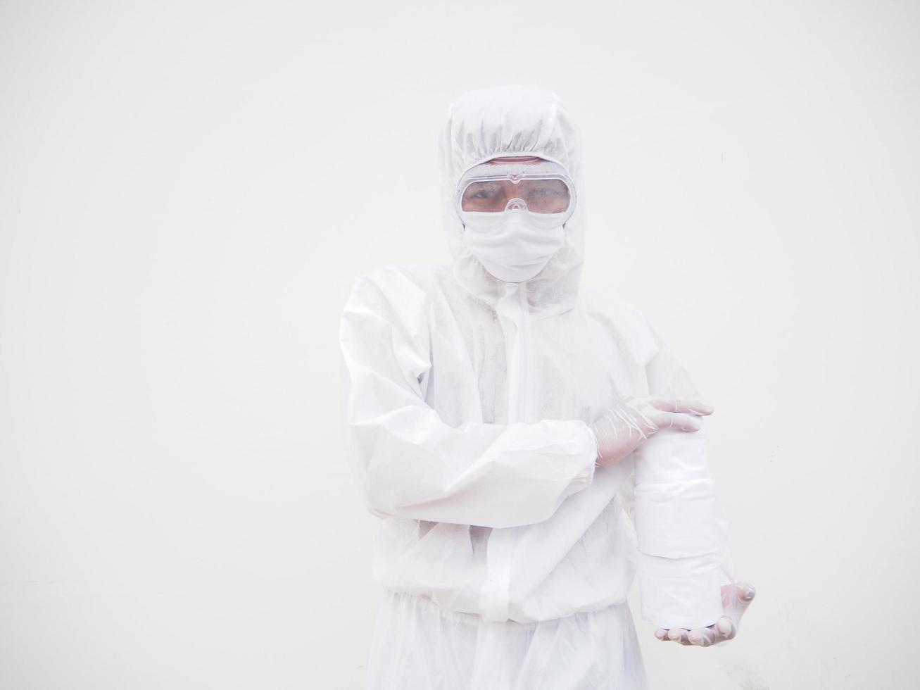 médico o científico masculino asiático en uniforme de suite ppe con papel higiénico. falta de papel higiénico en la cuarentena del coronavirus. covid-19 concepto aislado fondo blanco foto
