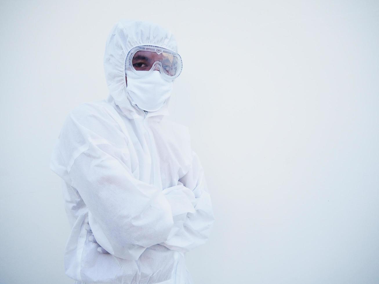 retrato de un médico o científico asiático seguro de sí mismo con uniforme de suite ppe mientras se dobla las manos en el fondo blanco. copiar espacio para texto o diseño. concepto de coronavirus o covid-19. foto